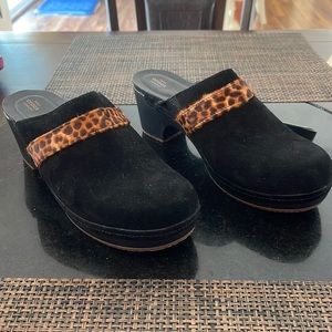 Croc Sarah Suede Clogs - Triple Comfort Black with Leopard Print